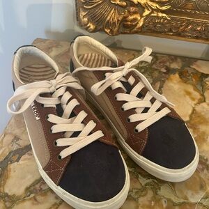 Women’s Taos Brown tan and navy Casual Sneakers size 7.5 Wide